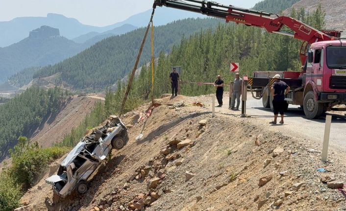 Adana’da 5 kişiye mezar alan otomobil uçurumdan çıkarıldı