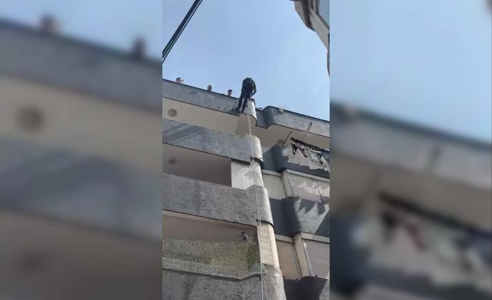 Adana’da balkon filesine sıkışan güvercin kurtarıldı