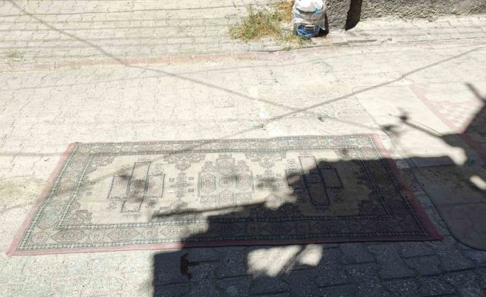 Adana’da bozuk yollar yapılmayınca yola halı serme akım haline geldi