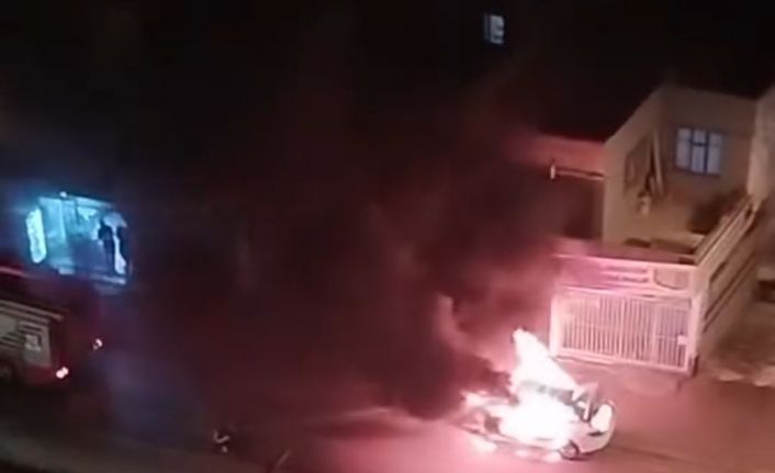 Adana’da otomobil alev alev yandı