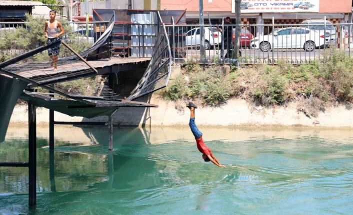 Adana’da termometreler 51 dereceyi gösterdi: Parklar boş kaldı, sulama kanalları doldu
