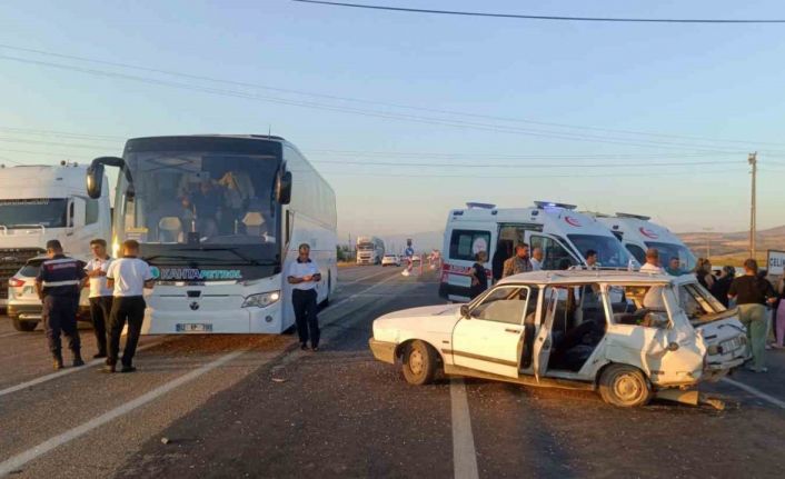 Adıyaman’da otobüs ile otomobil çarpıştı: 5 yaralı