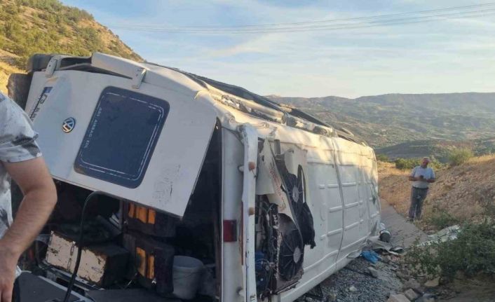 Adıyaman’da tarım işçilerini taşıyan minibüs devrildi: 19 yaralı