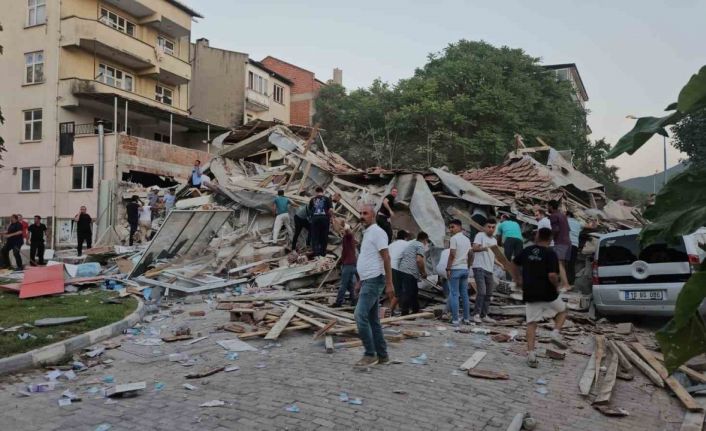 AFAD: "Balıkesir Sındırgı merkezli saat 19.53’te 6.1 büyüklüğünde deprem meydana geldi. Deprem yerin 11 km derinliğinde meydana geldi."