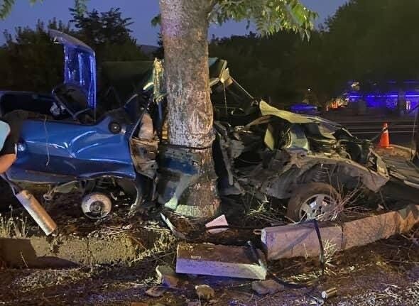 Ağaca çarpan Fiat Tofaş araç hurdaya döndü: 1 ağır yaralı