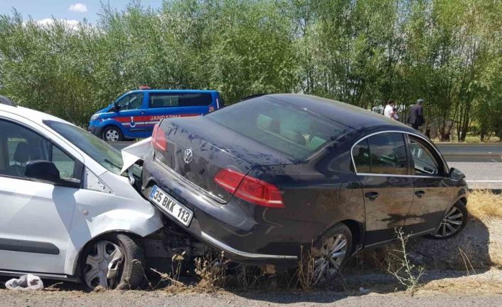 Ağrı İl Sağlık Müdürlüğü’ne ait makam aracı, Patnos dönüşünde kaza yaptı