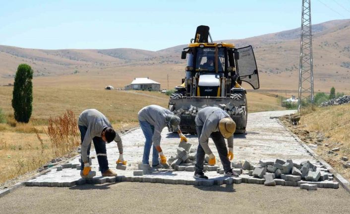 Ağrı’da köy yolları modern görünüme kavuşuyor