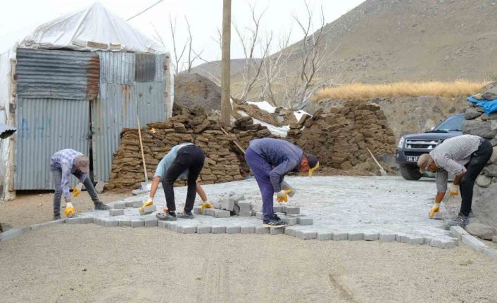 Ağrı’da köy yollarında asfalt ve kilit parke çalışmaları tamamlandı