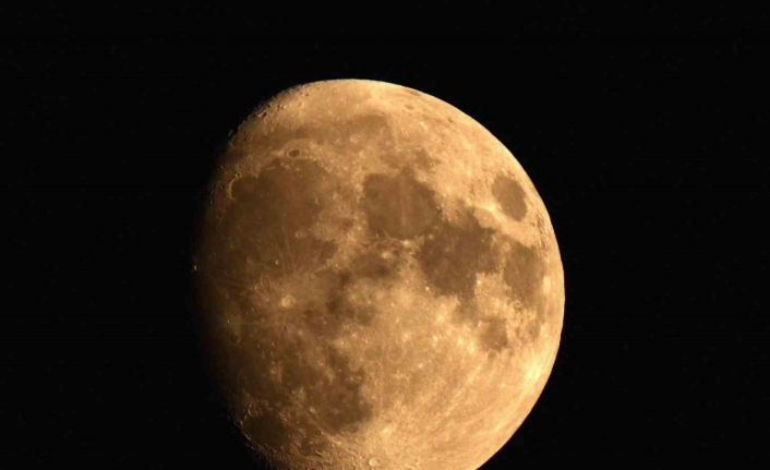 Ahlat semalarında kartpostallık "Şişkin Ay" manzarası