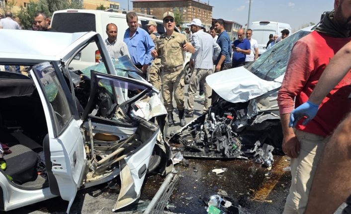 Ahlat’ta 3 aracın karıştığı kazada 8 kişi yaralandı