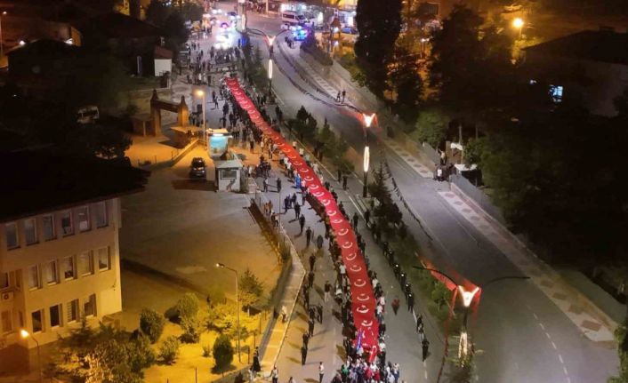 Ahlat’ta Malazgirt Zaferi’nin 954. yıl dönümünde dev Türk bayraklı fener alayı