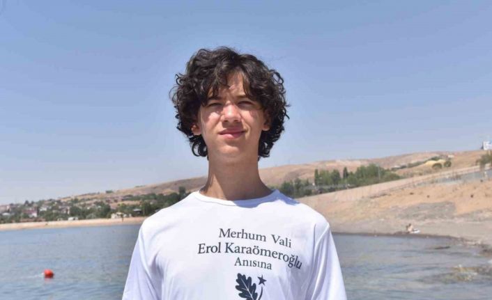 Ahlat’ta yüzme maratonunun en küçüğü 3,5 saatte hedefe ulaştı