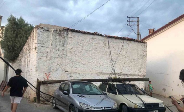 Ahşap direk araçların üzerine devrildi