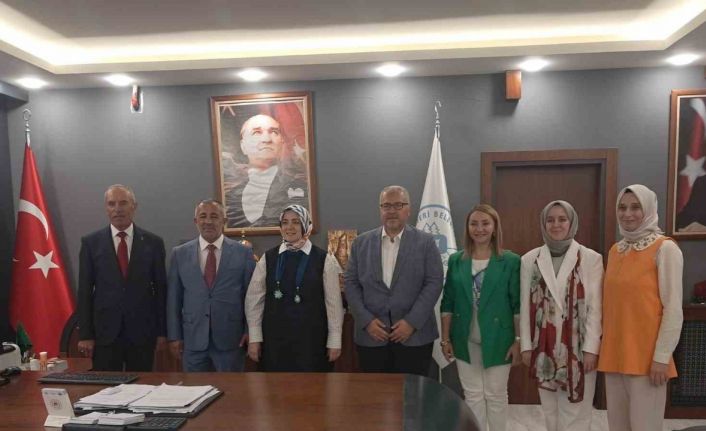 AK Parti Genel Merkez Kadın Kolları Başkanı, çömlek yaptı