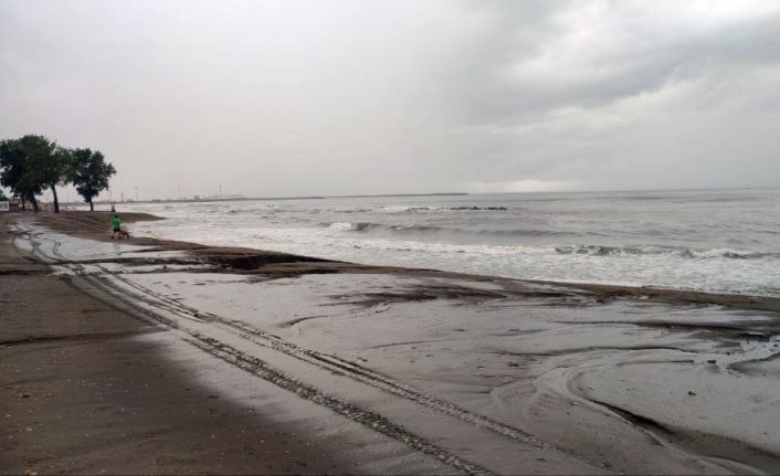 Akçakoca’da belirlenen yerler hariç denize girmek yasak