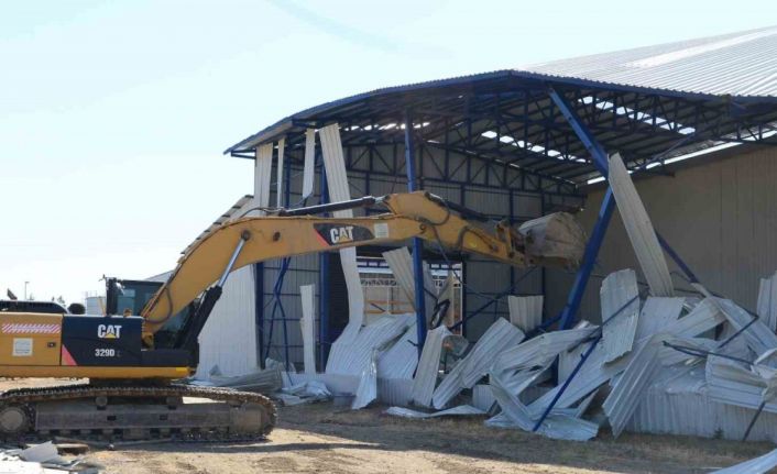 Akçalar’da 2 kaçak yapı yıkıldı