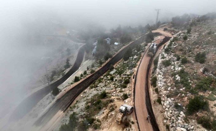 Akdağ eteklerindeki Çeltek Yaylası yolu asfalta kavuşuyor
