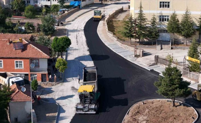 Akdağmadeni Belediyesi son 1 ayda 4 cadde ve bir meydanın sıcak asfalt çalışmasını tamamladı