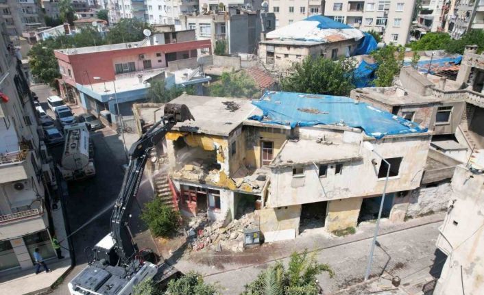 Akdeniz’de risk oluşturan metruk yapılar yıkılıyor