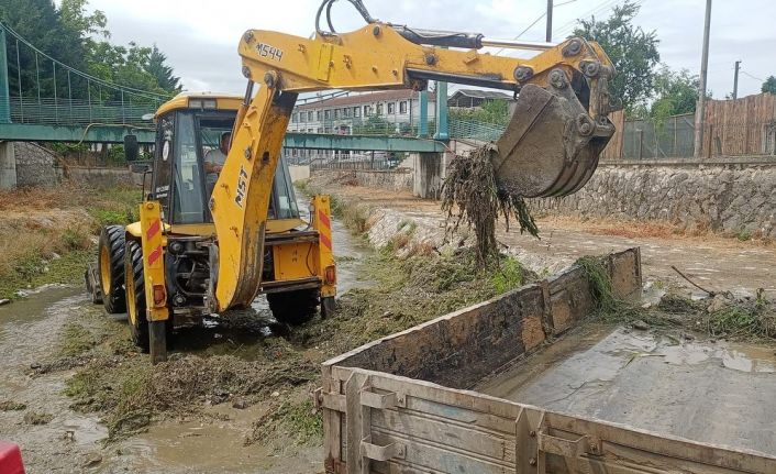 Akdere ekipler tarafından temizleniyor