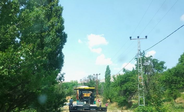 Akkışla’da sıcak asfalt çalışması