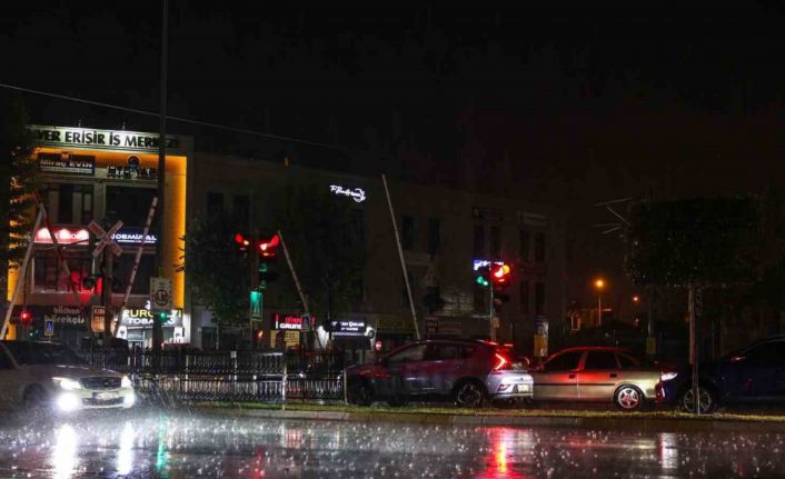 Akşam saatlerinde etkili olan sağanak 45 kilogram yağış bıraktı