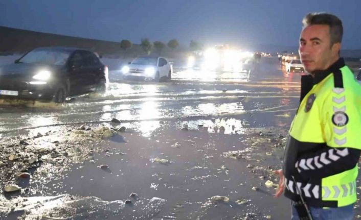 Aksaray-Nevşehir karayolunu sel vurdu: Yol trafiğe kapandı