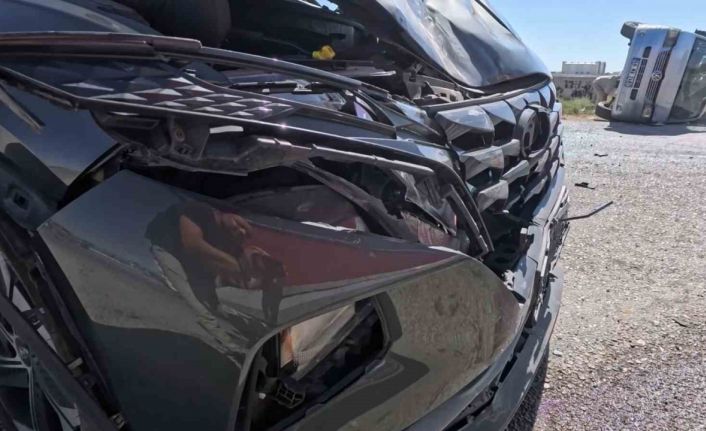 Aksaray’da otomobil minibüsle çarpıştı: 2 yaralı