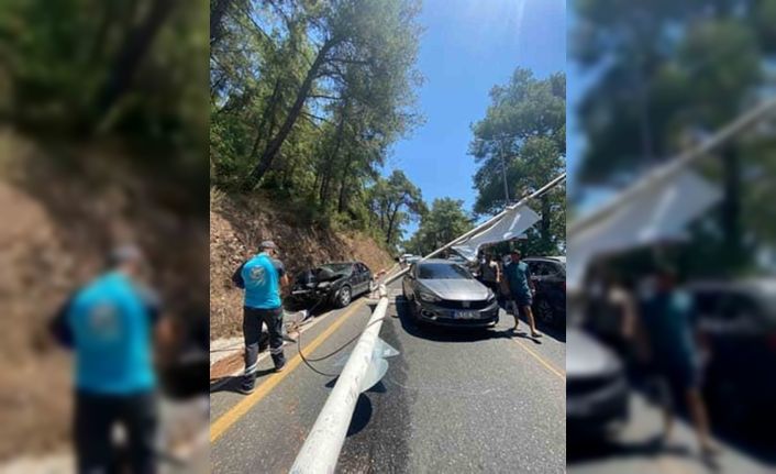 Akyaka’da freni patlayan araç aydınlatma direğine çarptı
