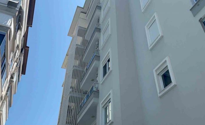 Alanya’da klima takarken dengesini kaybeden kişi 6. kattan zemine düştü