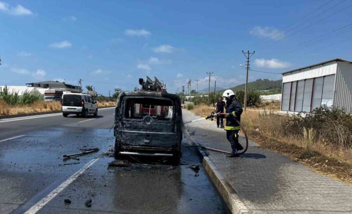 Alanya’da seyir halindeki Fiat otomobil alev aldı