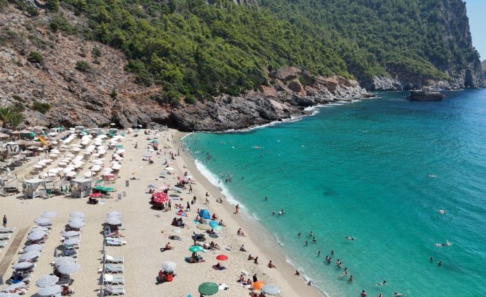 Alanya’da sıcak hava sebebiyle yerli ve yabancı turistler plajları doldurdu