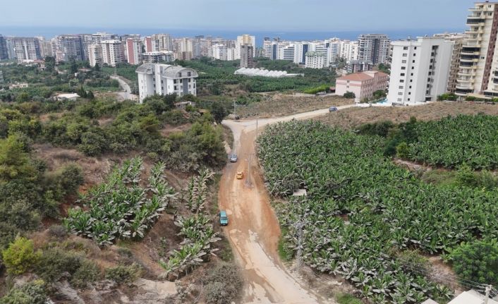 Alanya’da yol genişletildi, elektrik direği yolun ortasında kaldı