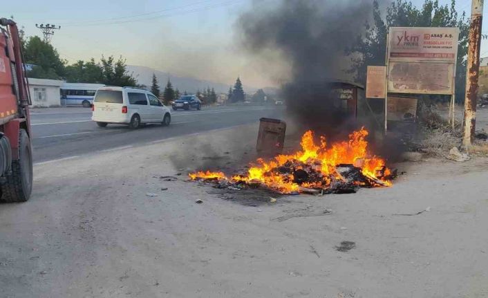 Alev alan kuru otlar söndürüldü