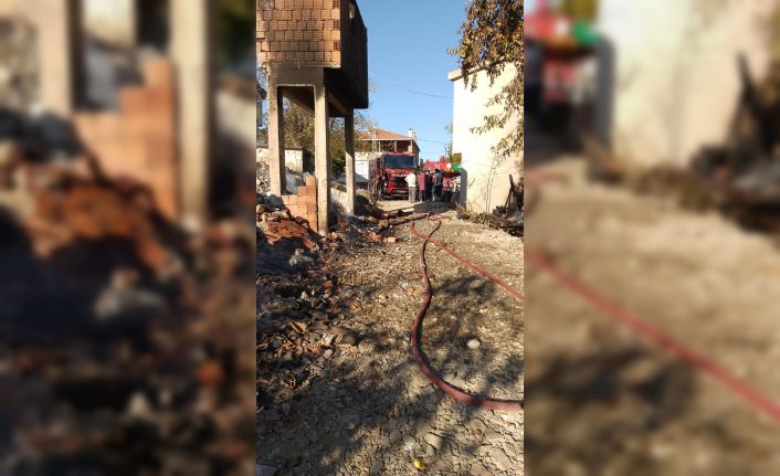 Alevlere teslim olan ahşap ev küle döndü