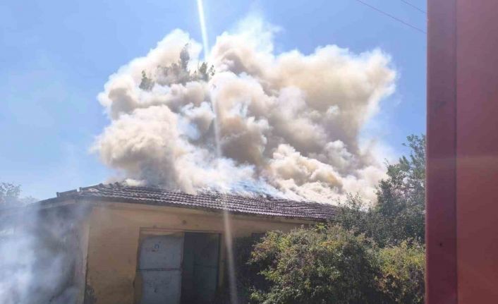 Alevlere teslim olan bina kullanılmaz hale geldi