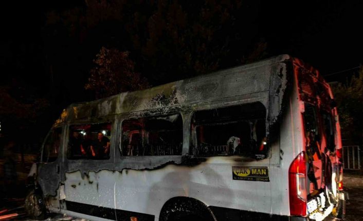 Alevlere teslim olan okul taşıtı demir yığınına döndü