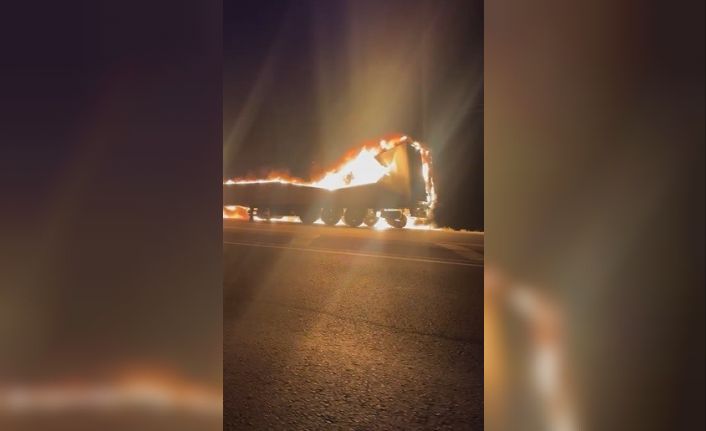 Alevlere teslim olan tır yanarak kullanılamaz hale geldi