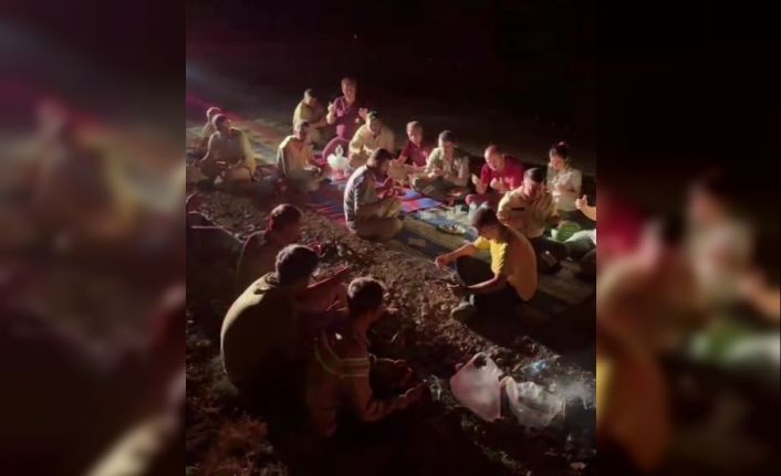 Alevlerin arasında karnını doyuran ormancılardan duygulandıran dua