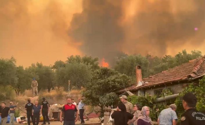Alevlerin esir aldığı kırsal mahalle havadan görüntülendi