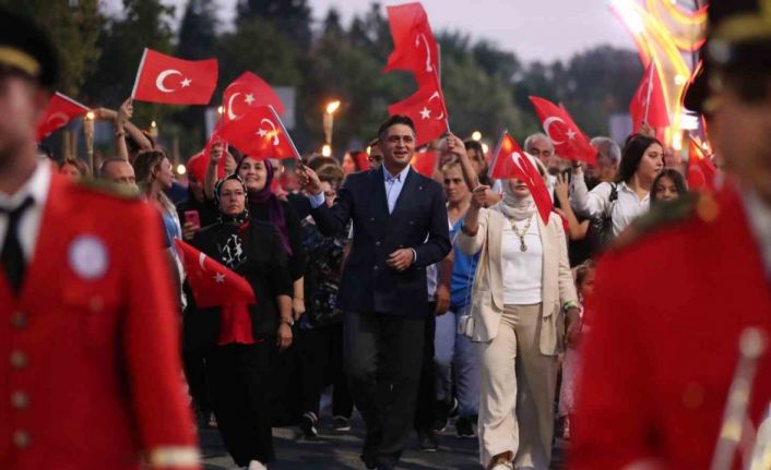 Aliağa 30 Ağustos kutlamalarında fener alayı ve Sefo konseri