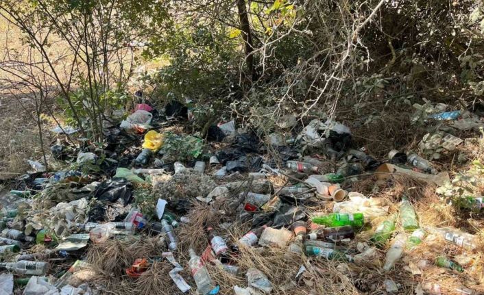 Alkol alanlar şehrin göbeği çöplüğe çevirdiler