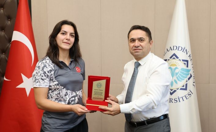 ALKÜ’lü şampiyona Rektör Türkdoğan’dan plaket