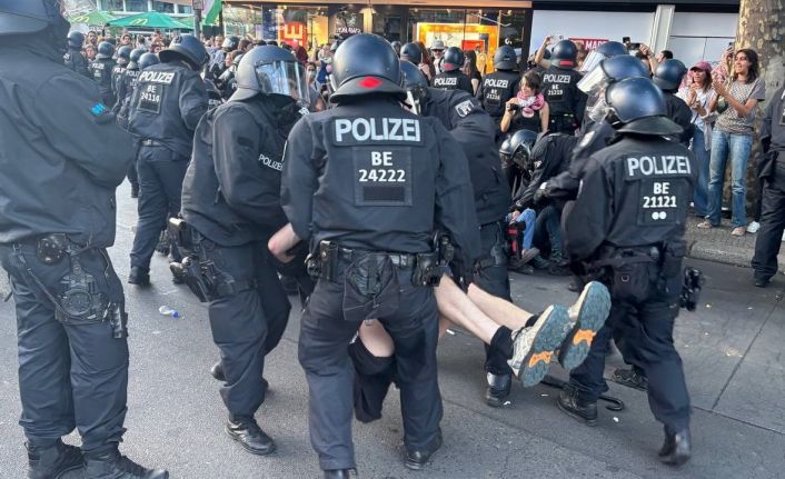 Alman polisinden Filistin’e destek eylemi yapanlara sert müdahale