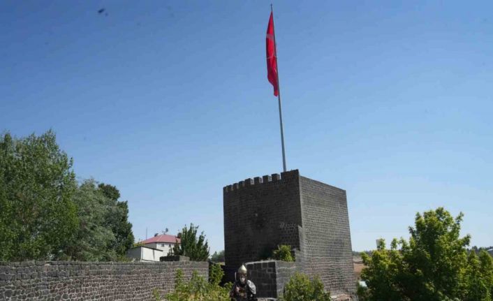 Alparslan kıyafeti ile Malazgirt’i gezen Hasan Keskin, "Malazgirtli çocuklar bana Alparslan dede diye sesleniyor"