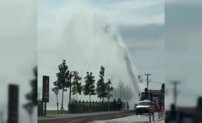 Altyapı çalışmasında su borusu patladı