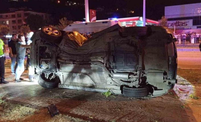 Amasya’da otomobil çarptığı ağacı kökünden söktü: 2 yaralı