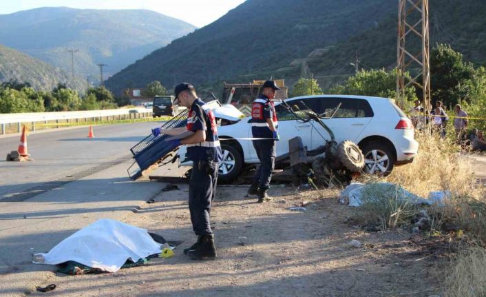 Amasya’da otomobil patpatla çarpıştı: Anne ile oğlu hayatını kaybetti