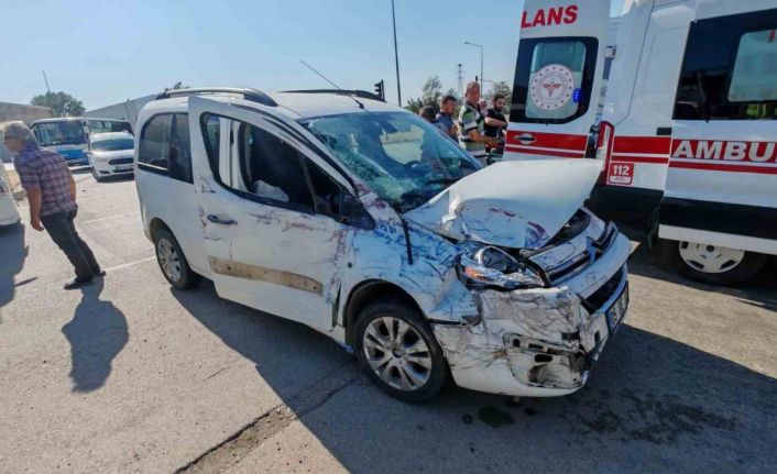 Amasya’da özel halk otobüsü hafif ticari araçla çarpıştı: 3 yaralı