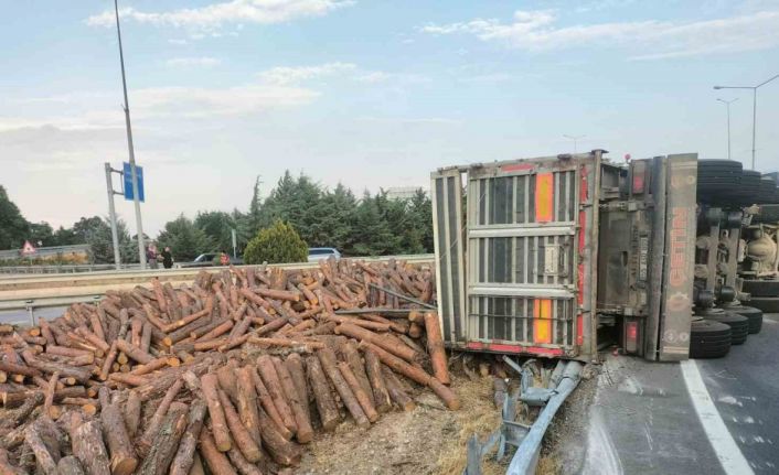 Amasya’da tomruk yüklü tır devrildi: 1 yaralı